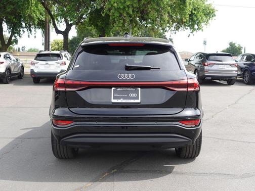 Mythos Black Metallic 2025 Audi Q6 e-tron Premium