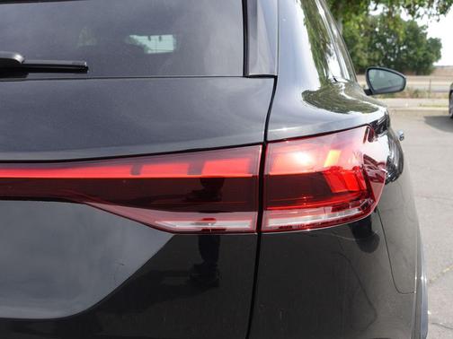 Mythos Black Metallic 2025 Audi Q6 e-tron Premium