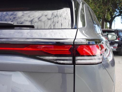 Platinum Gray Metallic 2026 Volkswagen Tiguan 2.0T SE