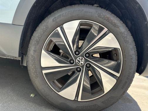 Monument Gray 2026 Volkswagen Taos 1.5T SE