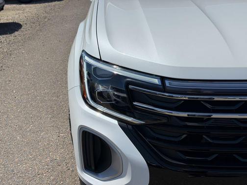 Opal White Pearl 2026 Volkswagen Atlas 2.0T Peak Edition