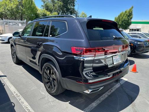 Deep Black Pearl Effect 2026 Volkswagen Atlas 2.0T SE w/Technology