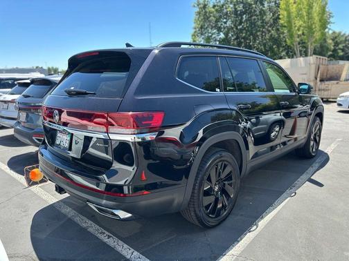 Deep Black Pearl Effect 2026 Volkswagen Atlas 2.0T SE w/Technology