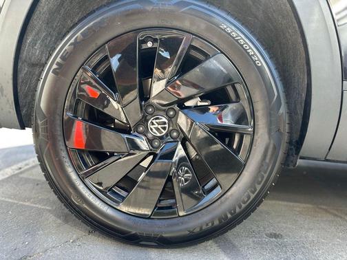 Deep Black Pearl Effect 2026 Volkswagen Atlas 2.0T SE w/Technology