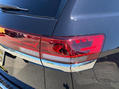 Deep Black Pearl Effect 2026 Volkswagen Atlas 2.0T SE