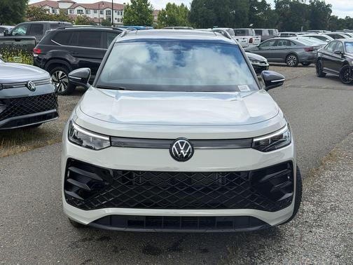 Sandstone 2026 Volkswagen Tiguan 2.0T SE R-Line Black