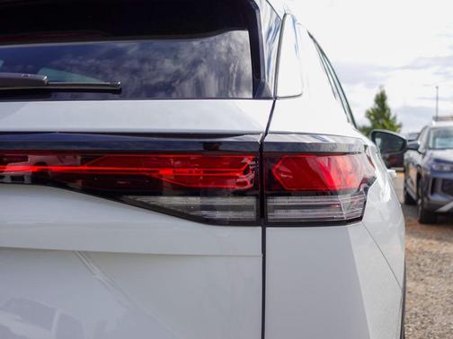 PUREWHT 2026 Volkswagen Tiguan 2.0T SE