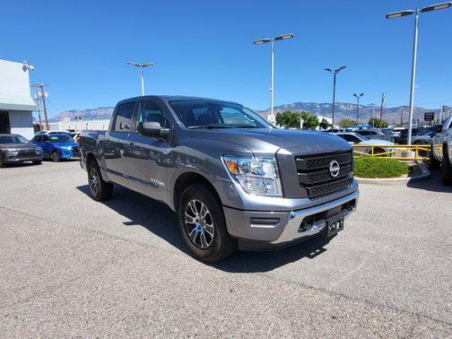 2023 Nissan Titan SV