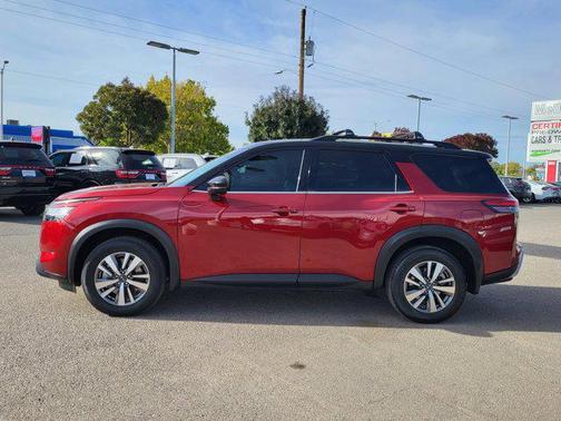 2023 Nissan Pathfinder SL 4WD