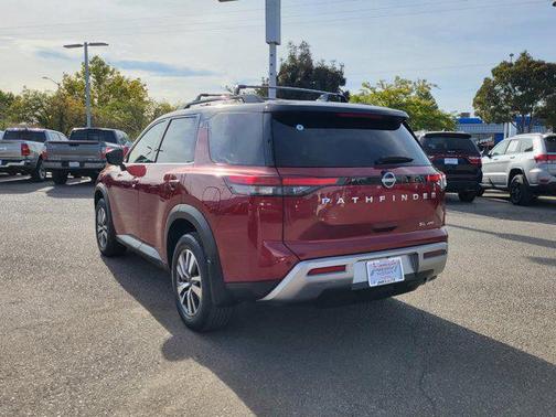 2023 Nissan Pathfinder SL 4WD