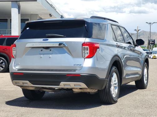 Iconic Silver Metallic 2022 Ford Explorer XLT