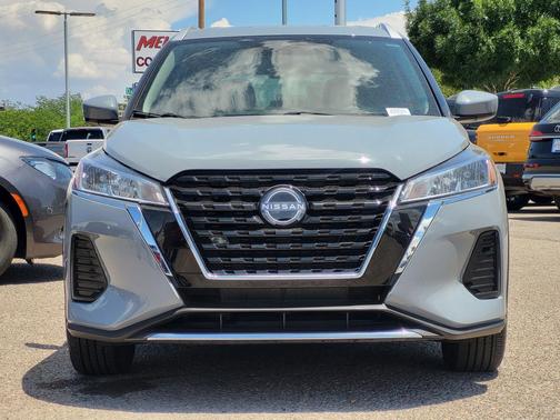 Boulder Gray Pearl 2024 Nissan Kicks SV