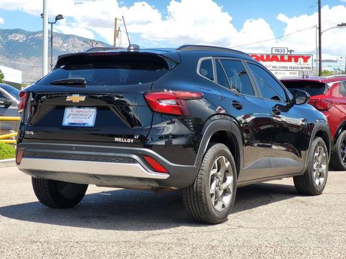 Mosaic Black Metallic 2025 Chevrolet Trax LT