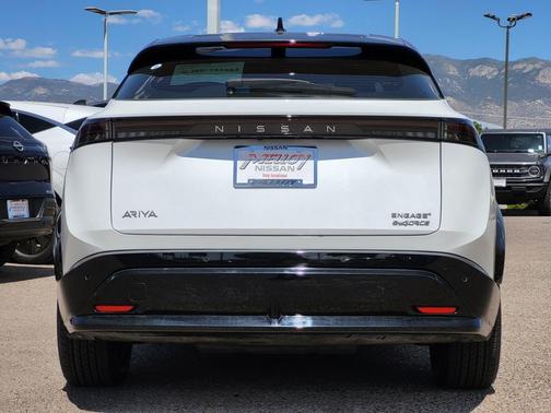 Everest White Pearl Tricoat/Black Diamond Pearl 2023 Nissan ARIYA ENGAGE+