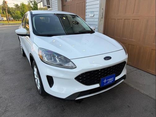 Oxford White 2021 Ford Escape SE SUV