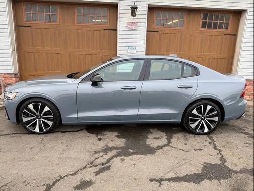 2022 Volvo S60 T5 Momentum