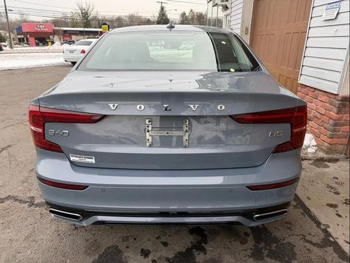 2022 Volvo S60 T5 Momentum