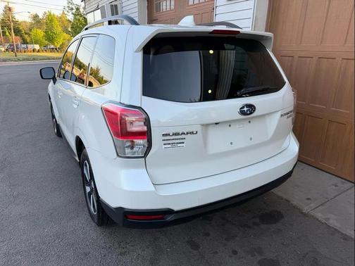 Crystal White Pearl 2017 Subaru Forester 2.5i Premium