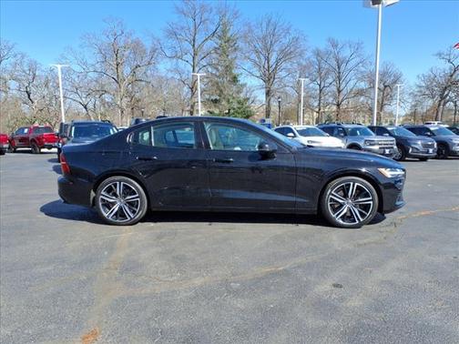 2021 Volvo S60 Recharge Plug-In Hybrid T8 R-Design Expression