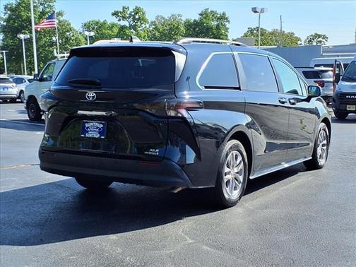 2023 Toyota Sienna XLE 8 Passenger