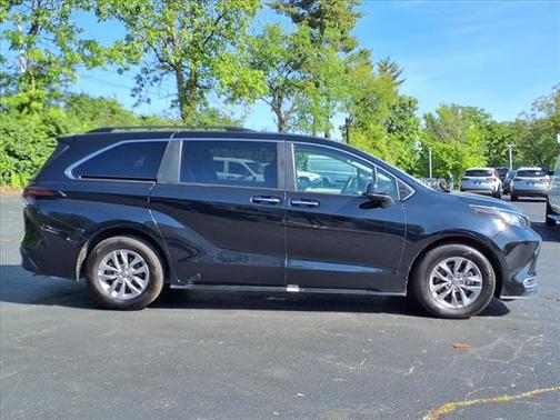 2023 Toyota Sienna XLE 8 Passenger