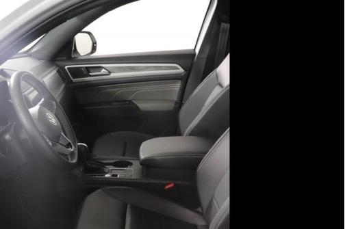 Photo 5 of 8 of 2021 Volkswagen Atlas Cross Sport 2.0T SE w/Technology