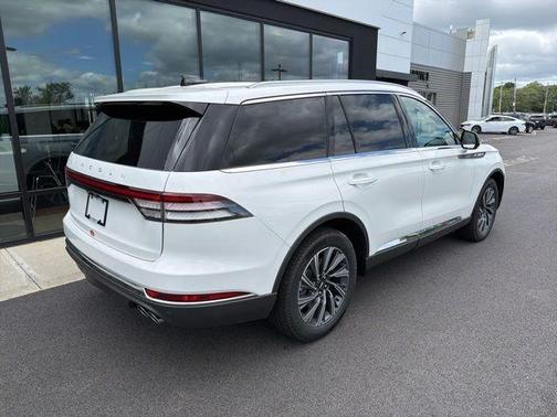 White Metallic 2026 Lincoln Aviator Premiere