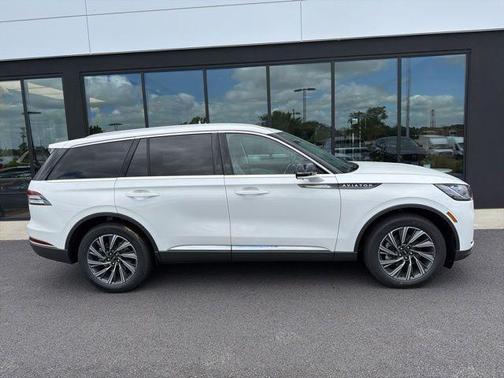 White Metallic 2026 Lincoln Aviator Premiere