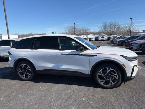 White Platinum Tri-Coat Metallic 2026 Lincoln Nautilus Premiere