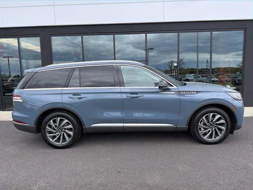 Whisper White 2026 Lincoln Aviator Premiere