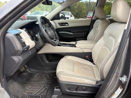 2023 Nissan Pathfinder SL 4WD