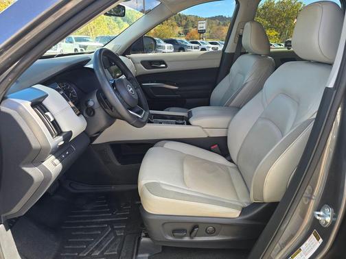 2023 Nissan Pathfinder SL 4WD