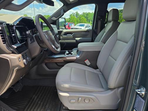 2025 Chevrolet Silverado 3500 LT