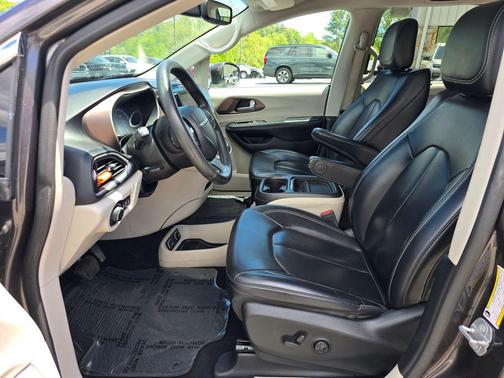 Granite Crystal Metallic Clearcoat 2021 Chrysler Voyager LXI