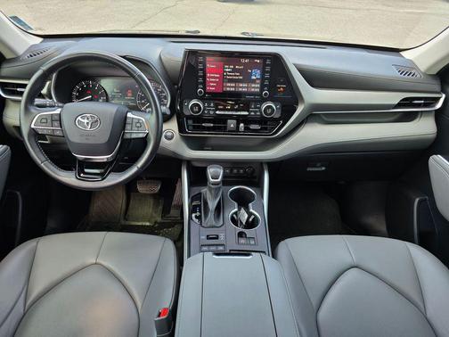 Black 2021 Toyota Highlander XLE