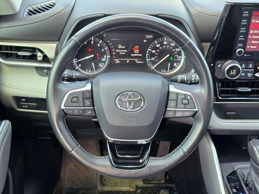 Black 2021 Toyota Highlander XLE