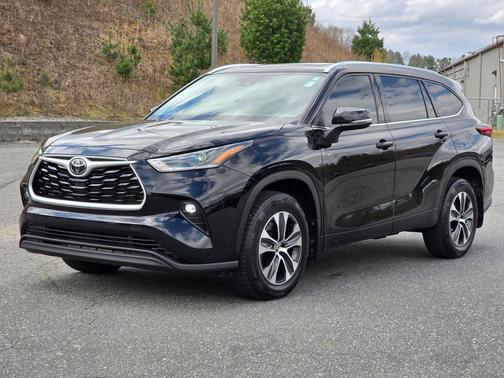 Black 2021 Toyota Highlander XLE