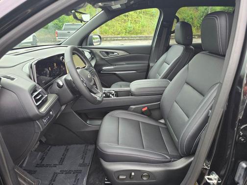 Mosaic Black Metallic 2026 Chevrolet Traverse LT