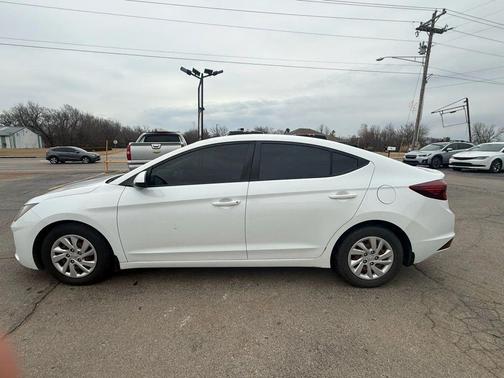 2019 Hyundai ELANTRA SE