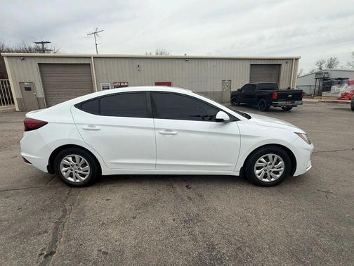 2019 Hyundai ELANTRA SE