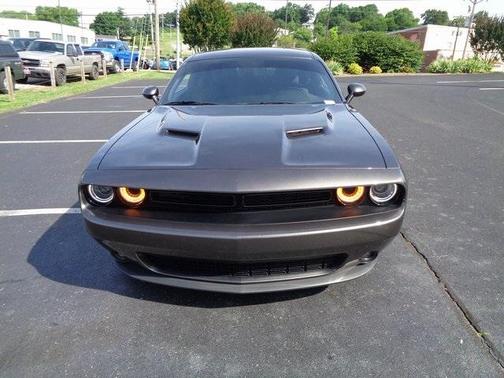 Photo 2 of 26 of 2020 Dodge Challenger SXT