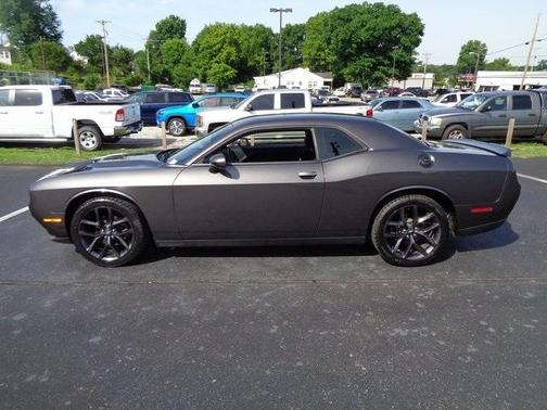 Photo 4 of 26 of 2020 Dodge Challenger SXT