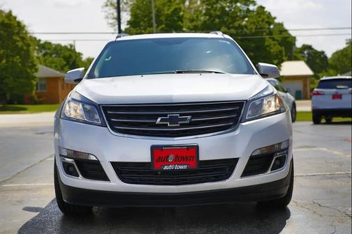 White 2017 Chevrolet Traverse 2LT