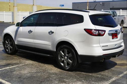 White 2017 Chevrolet Traverse 2LT