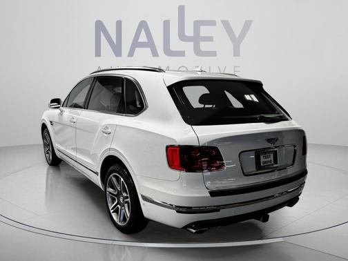 Old English White Metallic 2018 Bentley Bentayga W12 Signature