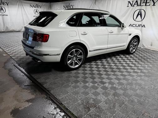 Old English White Metallic 2018 Bentley Bentayga W12 Signature
