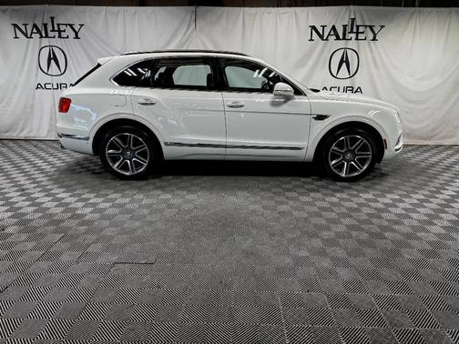 Old English White Metallic 2018 Bentley Bentayga W12 Signature