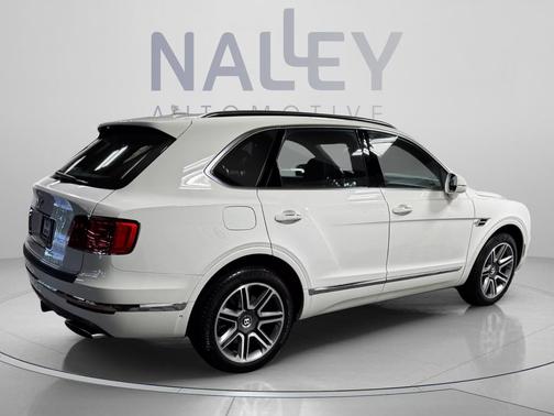 Old English White Metallic 2018 Bentley Bentayga W12 Signature