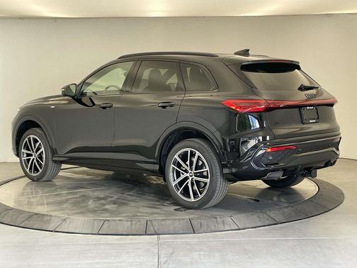 Mythos Black Metallic 2026 Audi Q5 Premium Plus TFSI quattro S tronic