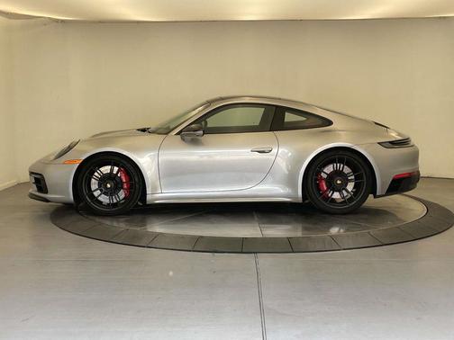 2022 Porsche 911 Carrera 4 GTS